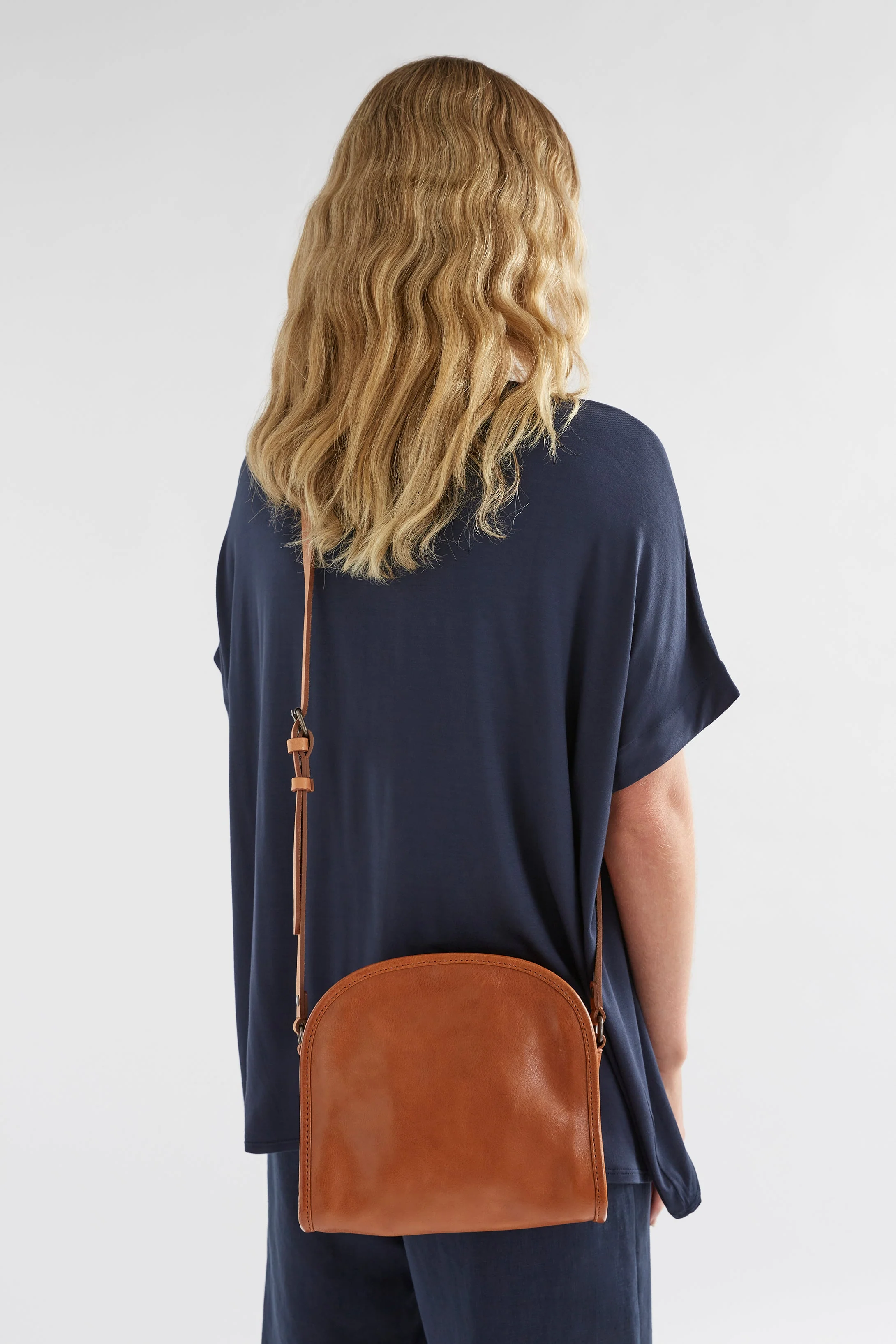 Kurva Messenger Bag - Image 7